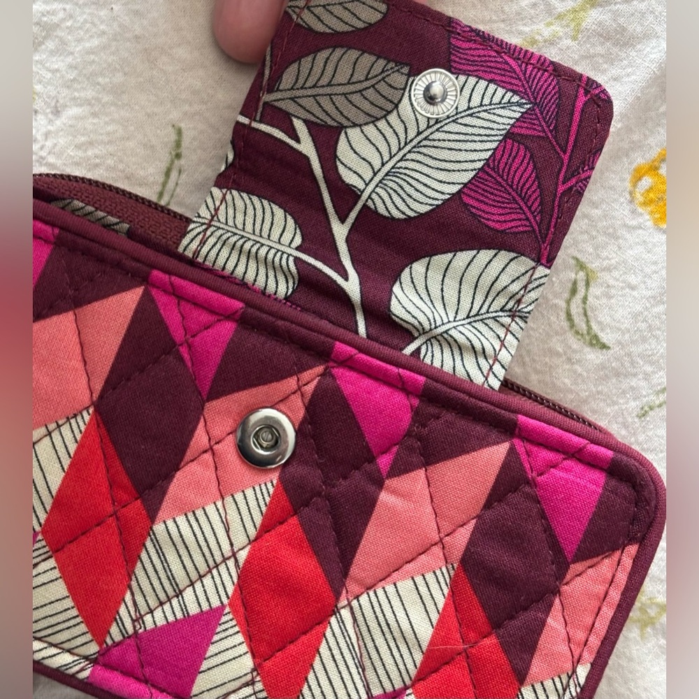 🎈2/$40, 3/$50🔶 VERA BRADLEY NWOT quilted Geometric Patterned Wristlet/Wallet - Picture 11 of 16